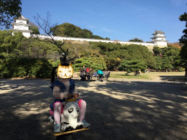 「明石公園」こども広場の遊具、動物の乗り物