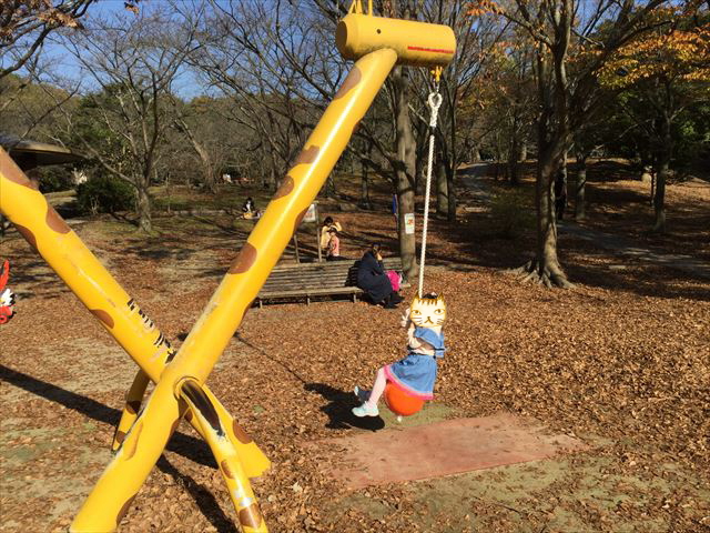 明石公園「子どもの村」キリンのブランコ