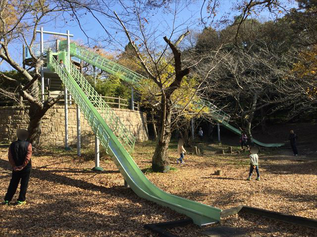 明石公園「子どもの村」ロングスライダー（長い滑り台）