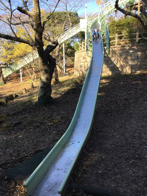 明石公園「子どもの村」ロングスライダー（長い滑り台）を滑り降りる娘