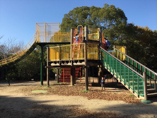 明石公園「子どもの村」木製遊具滑り台