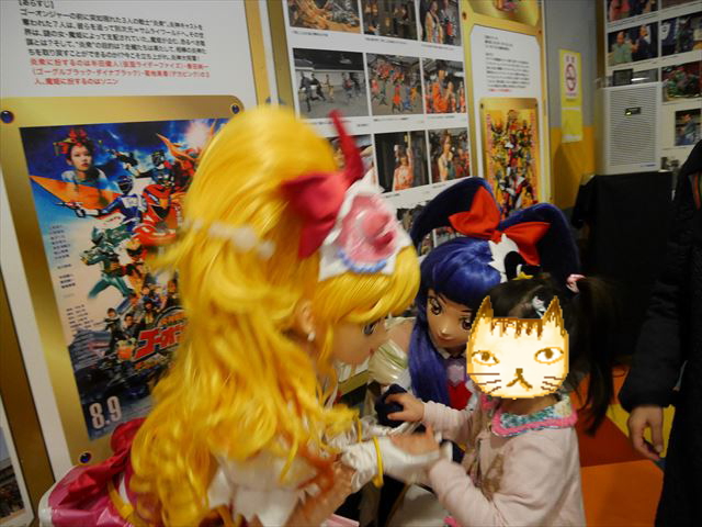 「東映太秦映画村」魔法使いプリキュアとの握手会に参加する子供