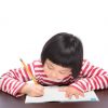 子供が家庭学習教材に取り組んでいる様子