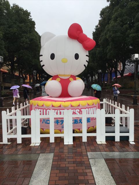 多摩センター駅の歩道にあるキティちゃんバルーン