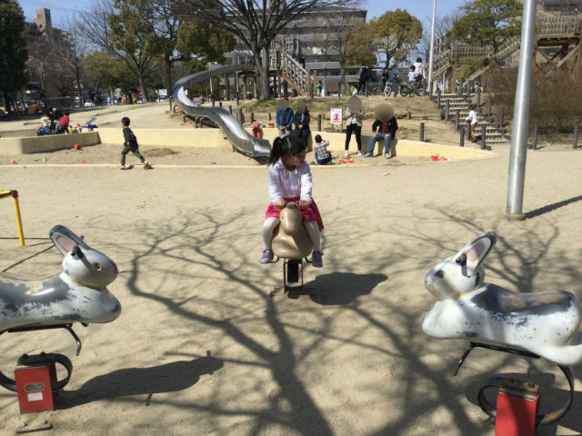 「佐井寺南が丘公園」うさぎと馬の乗り物