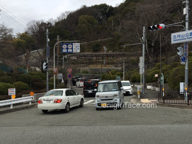 五月山公園前の車の渋滞