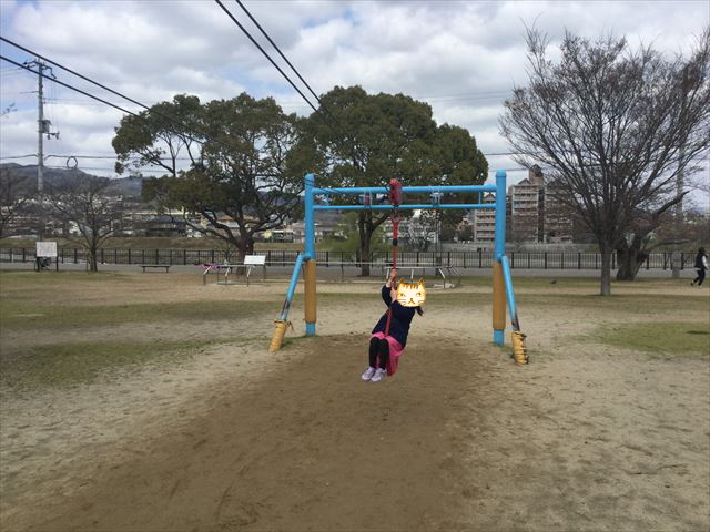 「末広中央公園」縄にぶら下がって移動するアスレチック風遊具