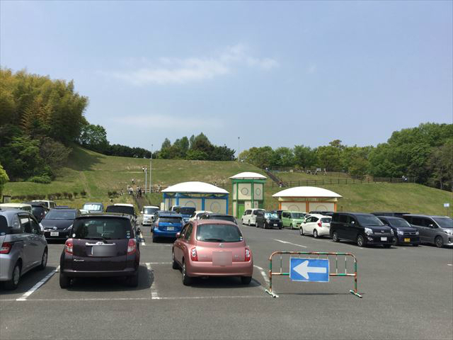 蜻蛉池公園の第1駐車場と丘