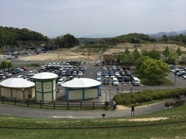 丘の上から見た蜻蛉池公園の第1駐車場