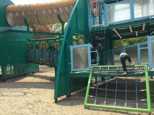 「蜻蛉池公園」トンボ遊具の縄梯子とトンネル