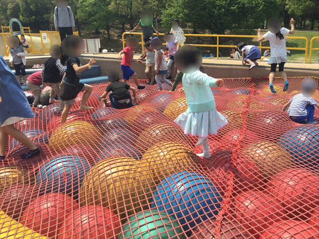 「蜻蛉池公園」チョウの遊具、ボールプール