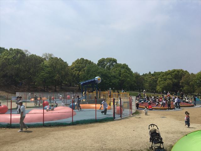 「蜻蛉池公園」チョウの遊具