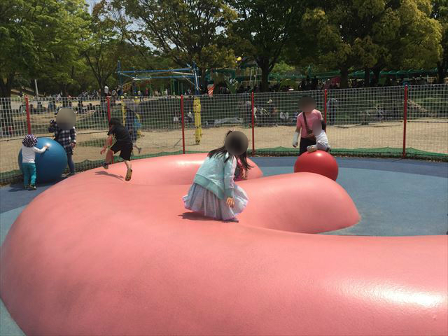 「蜻蛉池公園」チョウの遊具、ボール遊び