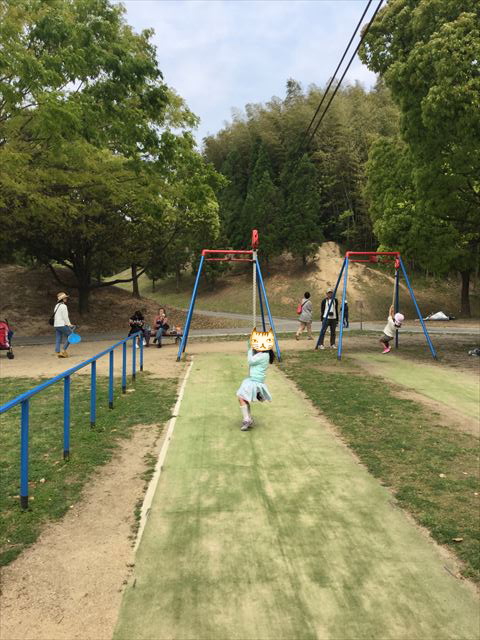 「蜻蛉池公園」ぶら下がる遊具で遊ぶ娘