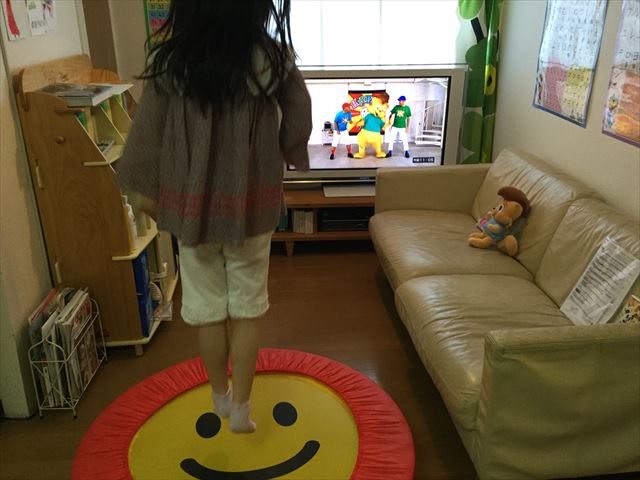 ワールドファミリーのバウンサーでDVD「Happy TV」で踊りながら英語学習する娘