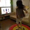 ワールドファミリーのバウンサーでDVD「Happy TV」で飛び跳ねながら英語学習する娘