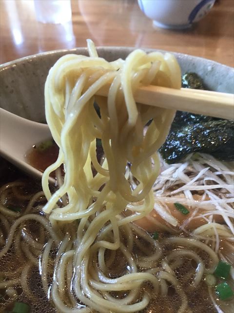 「布引ラーメン」の熊笹ラーメンの麺をお箸で持ち上げた様子