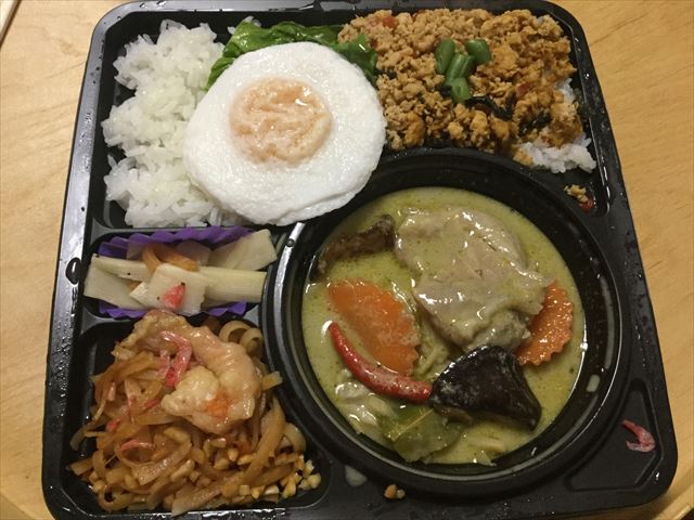 「エキマルシェ新大阪」タイ料理「チャンロイ」のガパオとグリーカレー弁当