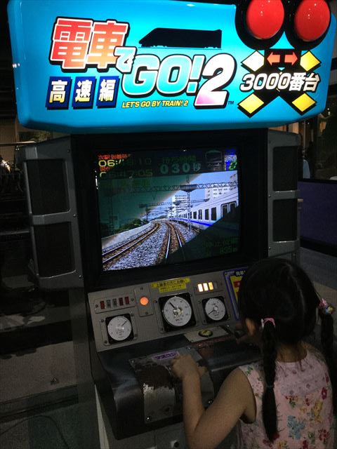 「カワサキワールド」電車でGO2で遊ぶ娘