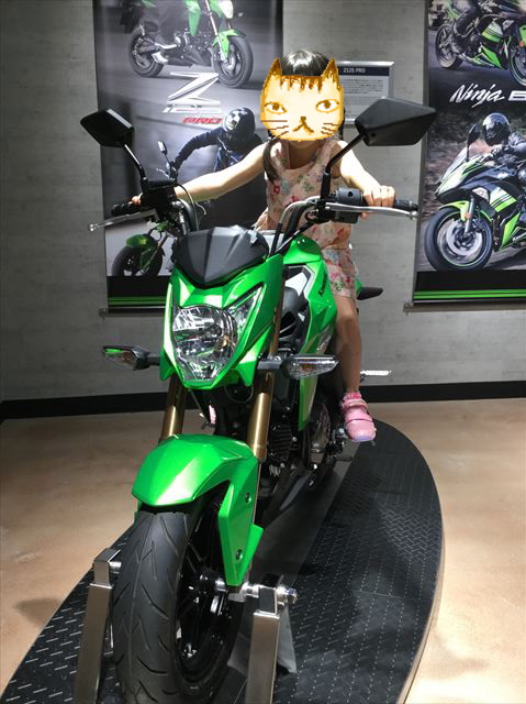 「カワサキワールド」バイクZ125 PROに乗る娘