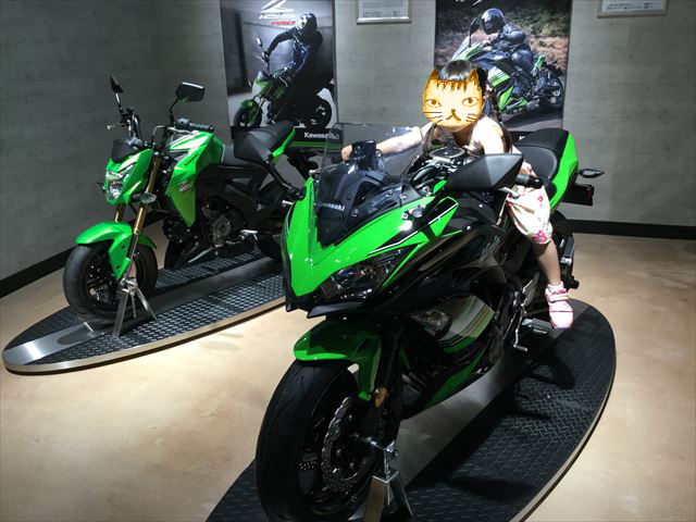 「カワサキワールド」バイク「Ninja 650 ABS KRT Edition」に乗る娘