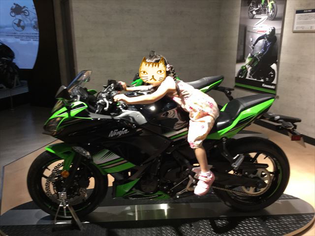 「カワサキワールド」バイク「Ninja 650 ABS KRT Edition」に乗る娘、横から撮影