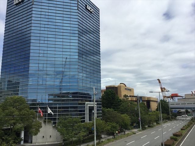 歩道橋から見える「バンドー神戸青少年科学館」