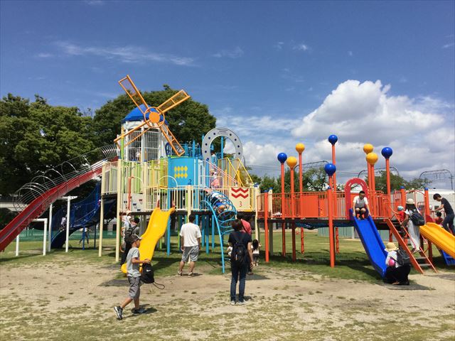 京都競馬場の公園「緑の広場」の大型遊具、たくさんある滑り台と階段