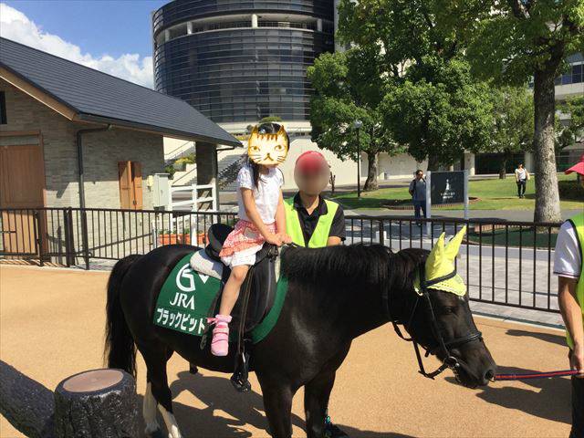 京都競馬場のポニーに乗る娘