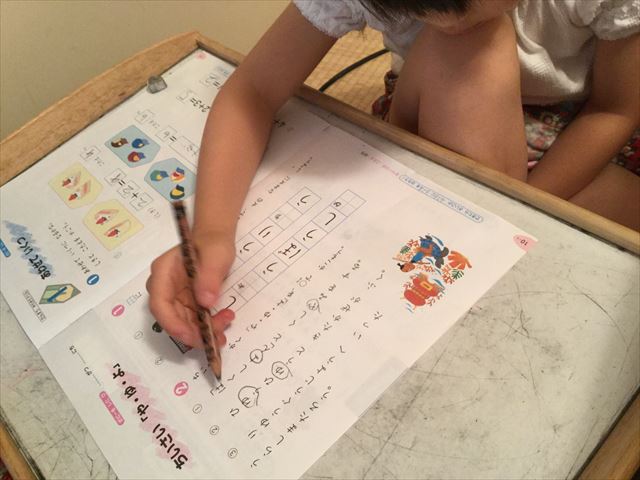 小学ポピーのお試し見本を学習する娘。国語、小さな「やゆよ」に○をつける