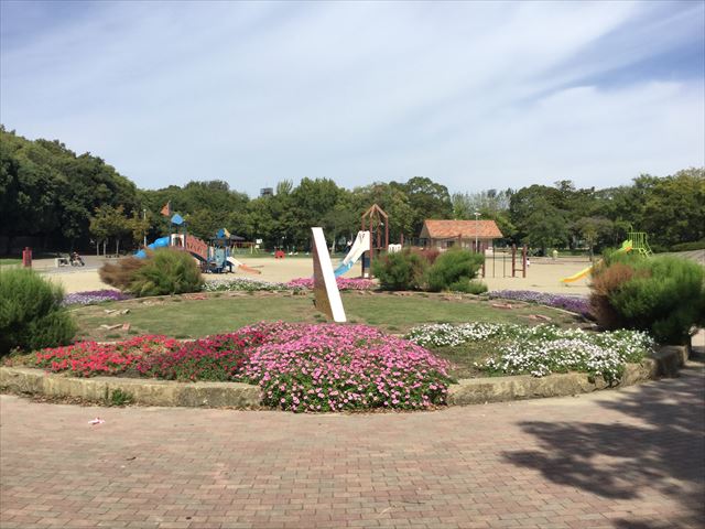 「住之江公園駅」入口の花壇