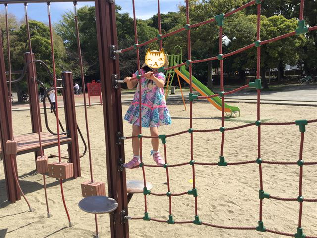 住之江公園のアスレチック遊具で遊ぶ娘