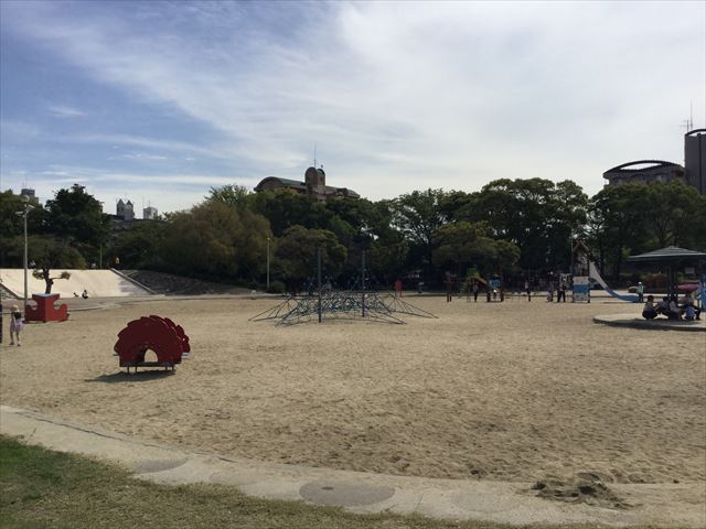 住之江公園の遊具が砂場の上にある様子