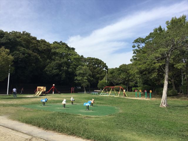 「住之江公園」の小さな子供向け遊具と芝生