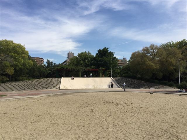 住之江公園の石の滑り台