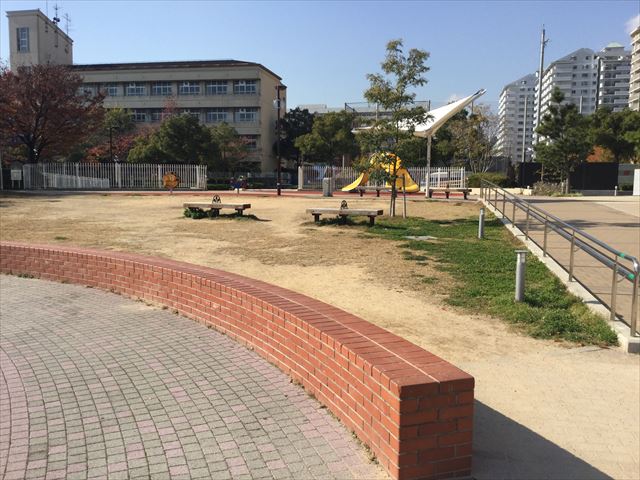 ハーバーランド公園、円形広場から遊具を撮影