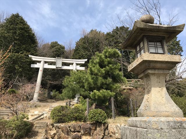 天王山「酒解神社」の鳥居と灯篭