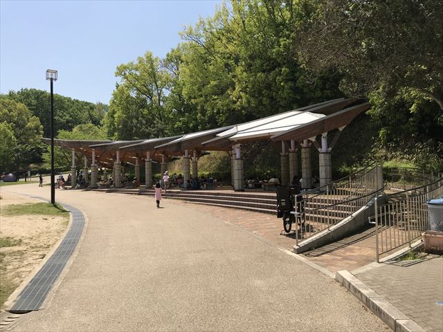 錦織公園「水辺の里」屋根付きベンチ