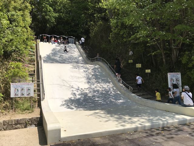 錦織公園「水辺の里」石の滑り台