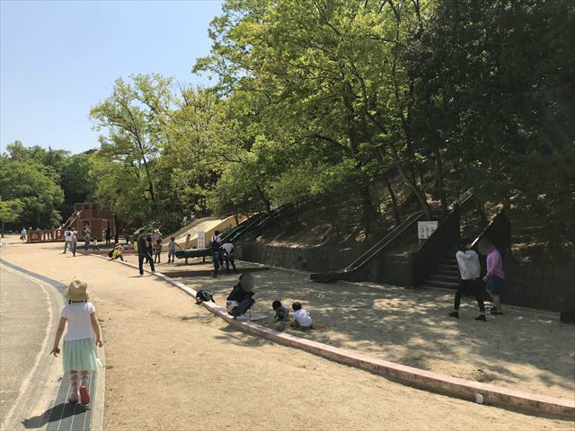 錦織公園「やんちゃの里」滑り台と砂場