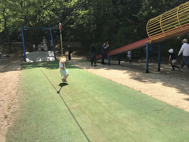 錦織公園「やんちゃの里」の「ちびっこ砦」ターザンロープ