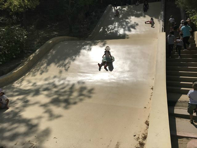 錦織公園「やんちゃの里」石の滑り台