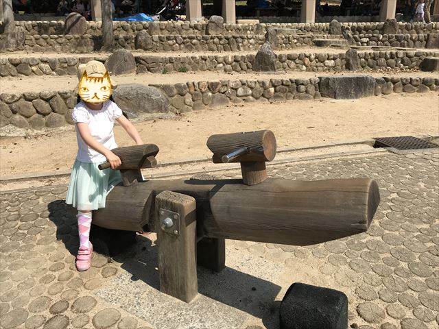 錦織公園「やんちゃの里」木製シーソー