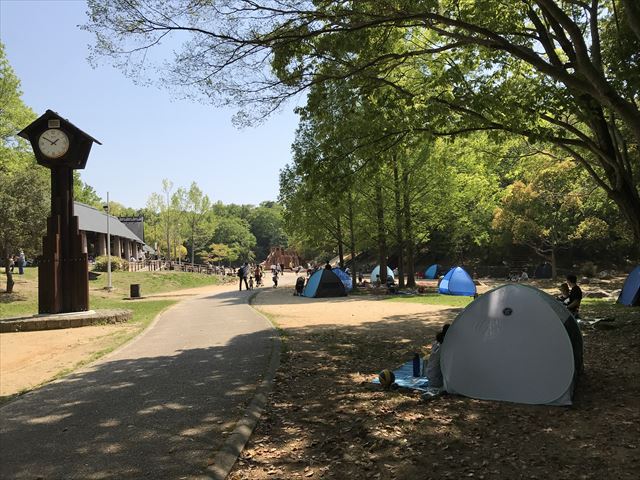 錦織公園「やんちゃの里」木陰と時計