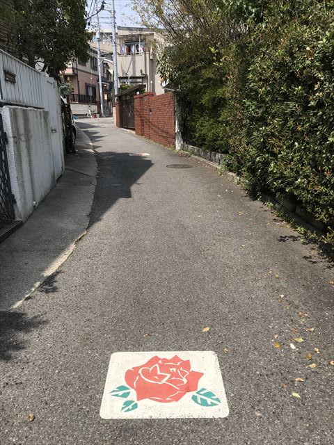 山陽電鉄「月見山駅」から「バラの小径」を歩いている様子