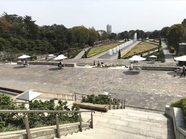 須磨離宮公園の上から噴水広場を見下ろした様子