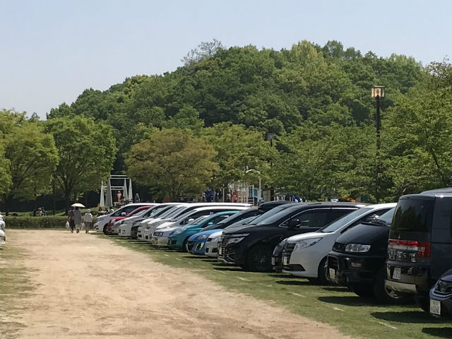 錦織公園の北臨時駐車場から見える「水辺の里」の遊具