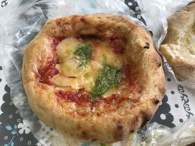 「R Baker大阪城公園店」で買ったピザパン