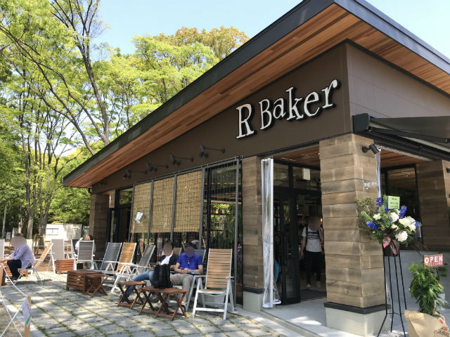 「R Baker大阪城公園店」お店の外側にある座席