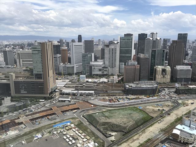 梅田スカイビル「空中庭園」展望フロアーから見た梅田北再開発の様子